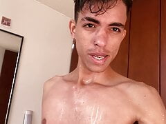 COLOMBIAN WITH HUGE 22CM COCK MASTURBATES AND TOUCHES HIS ASS
