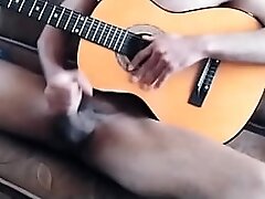 eyaculando sobre mi guitarra