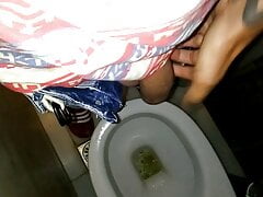 Twink pissing 1 minute at the bar toilet