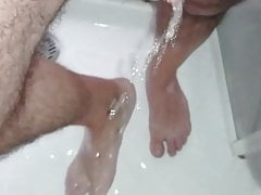 Pissing on my feet in the shower