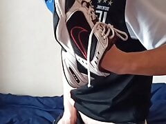 Soccer player jerking off and cumming on his sneaker