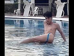 Jovencito disfrutando del dia en la piscina